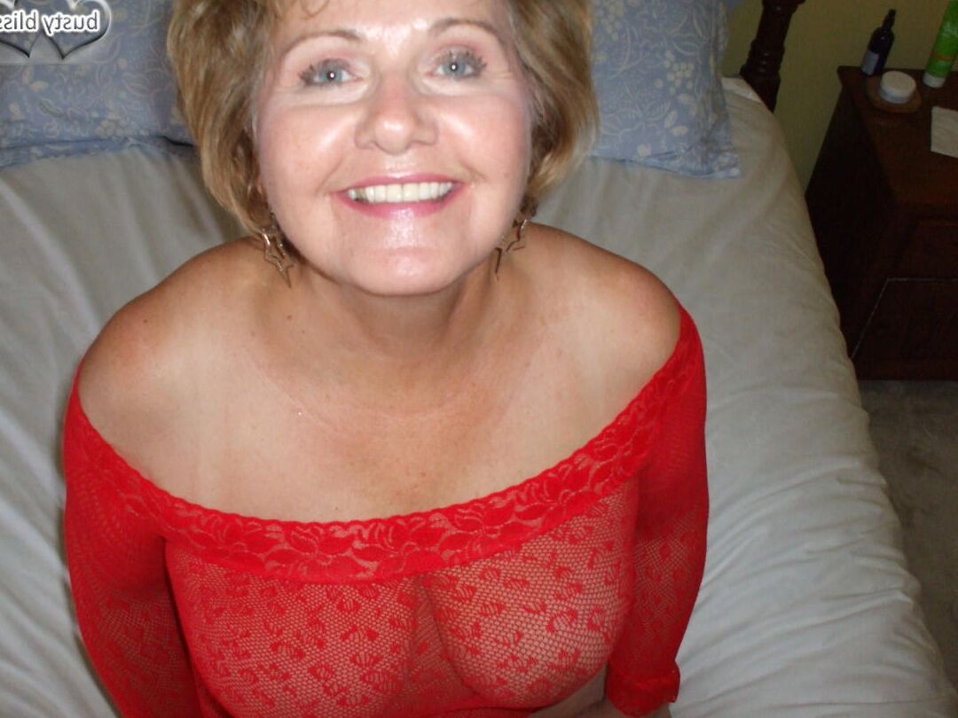 Die 16P reife Amateurin Busty Bliss modelliert hauchdünne Dessous, bevor sie an einem Schwanz zieht