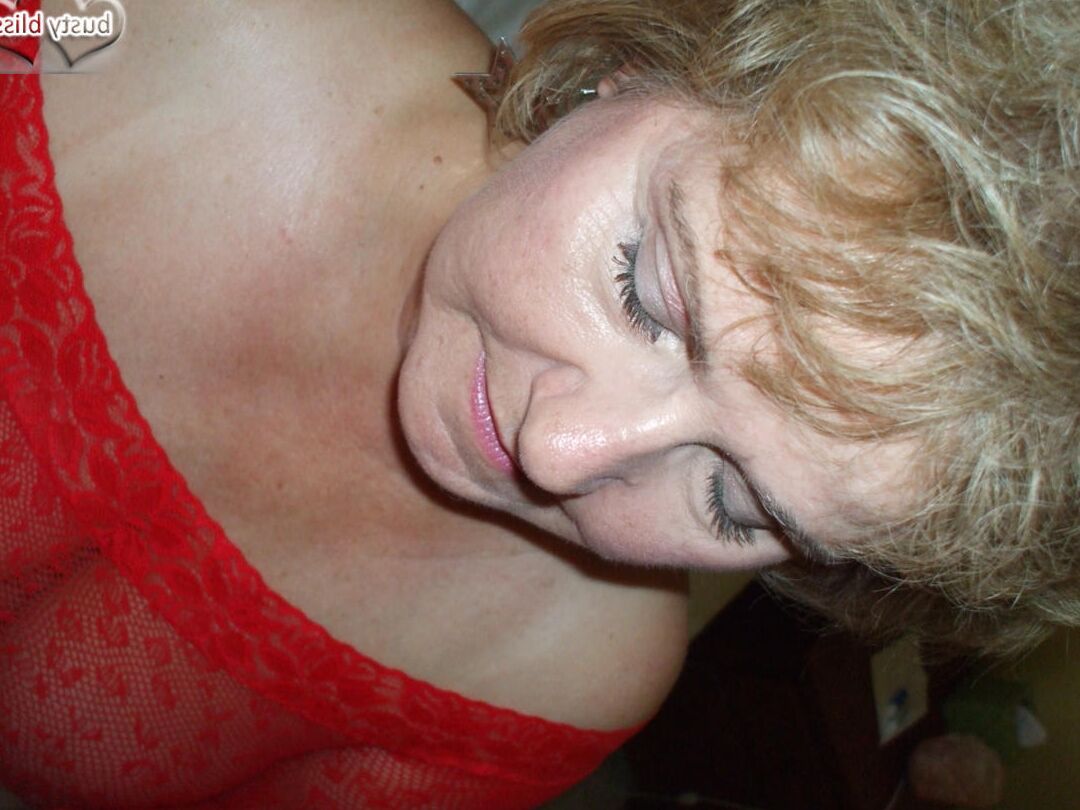 Die 16P reife Amateurin Busty Bliss modelliert hauchdünne Dessous, bevor sie an einem Schwanz zieht