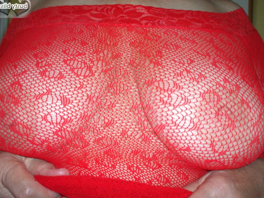 Die 16P reife Amateurin Busty Bliss modelliert hauchdünne Dessous, bevor sie an einem Schwanz zieht