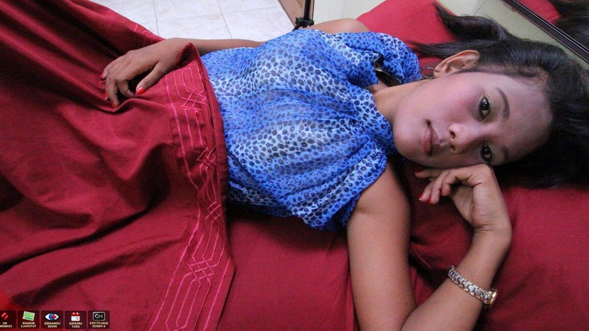 15P Une Philippine suinte du sperme de son vagin rasé après une baise en POV
