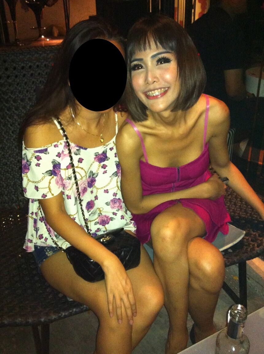 17P La adorable y sonriente muñeca asiática Wawa posa dulcemente en minifalda con sus amigos de fiesta