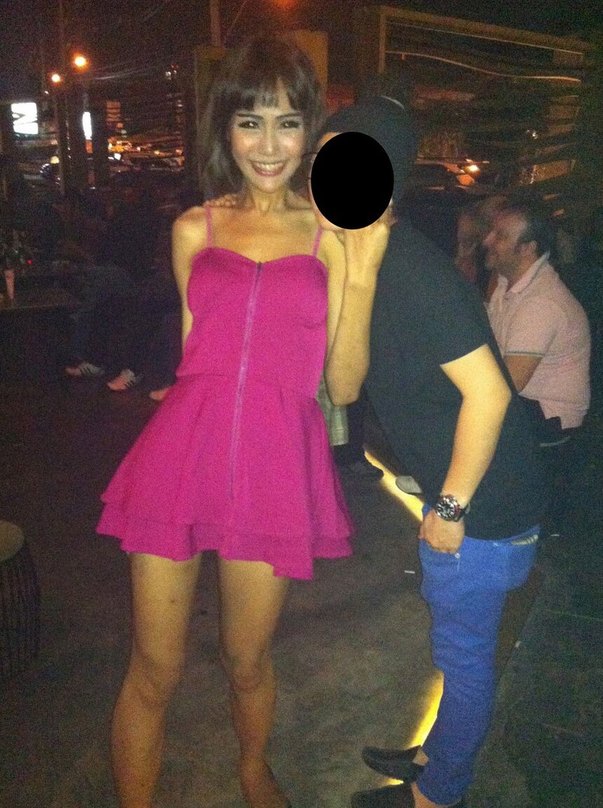 17P La adorable y sonriente muñeca asiática Wawa posa dulcemente en minifalda con sus amigos de fiesta