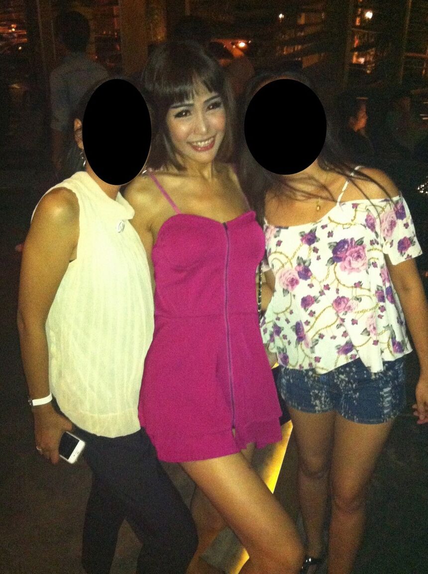 17P La adorable y sonriente muñeca asiática Wawa posa dulcemente en minifalda con sus amigos de fiesta