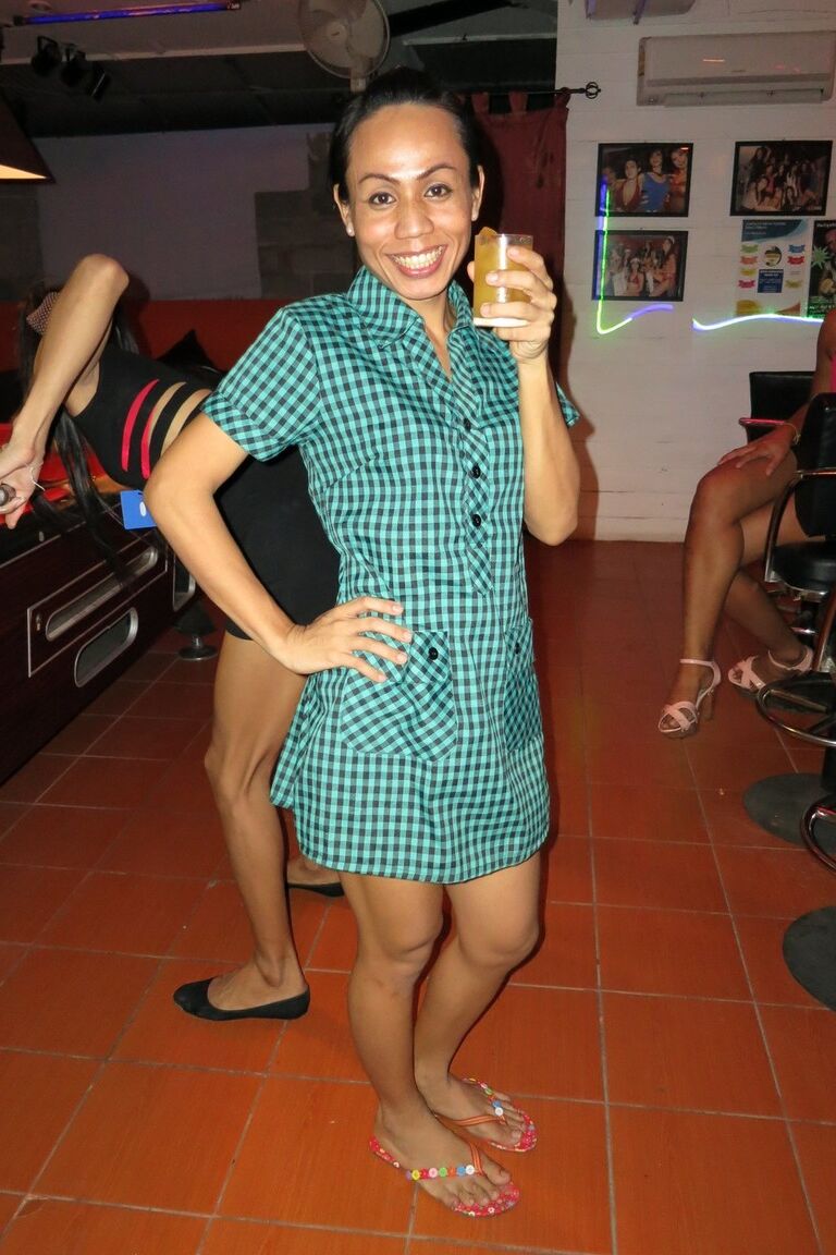 17P Travesti asiática amadora Dow em close-ups sinceros de pau gordo