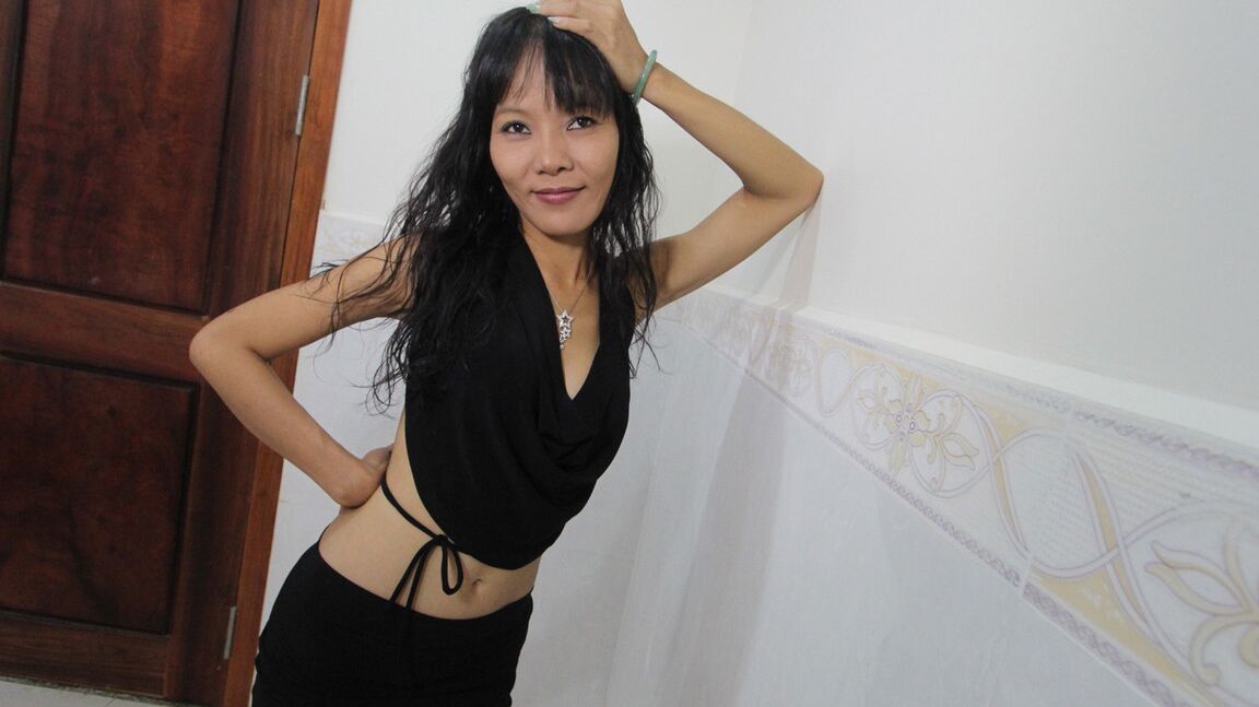15P Lan, une asiatique mince, arbore un creampie après s'être déshabillée et avoir baisé en POV