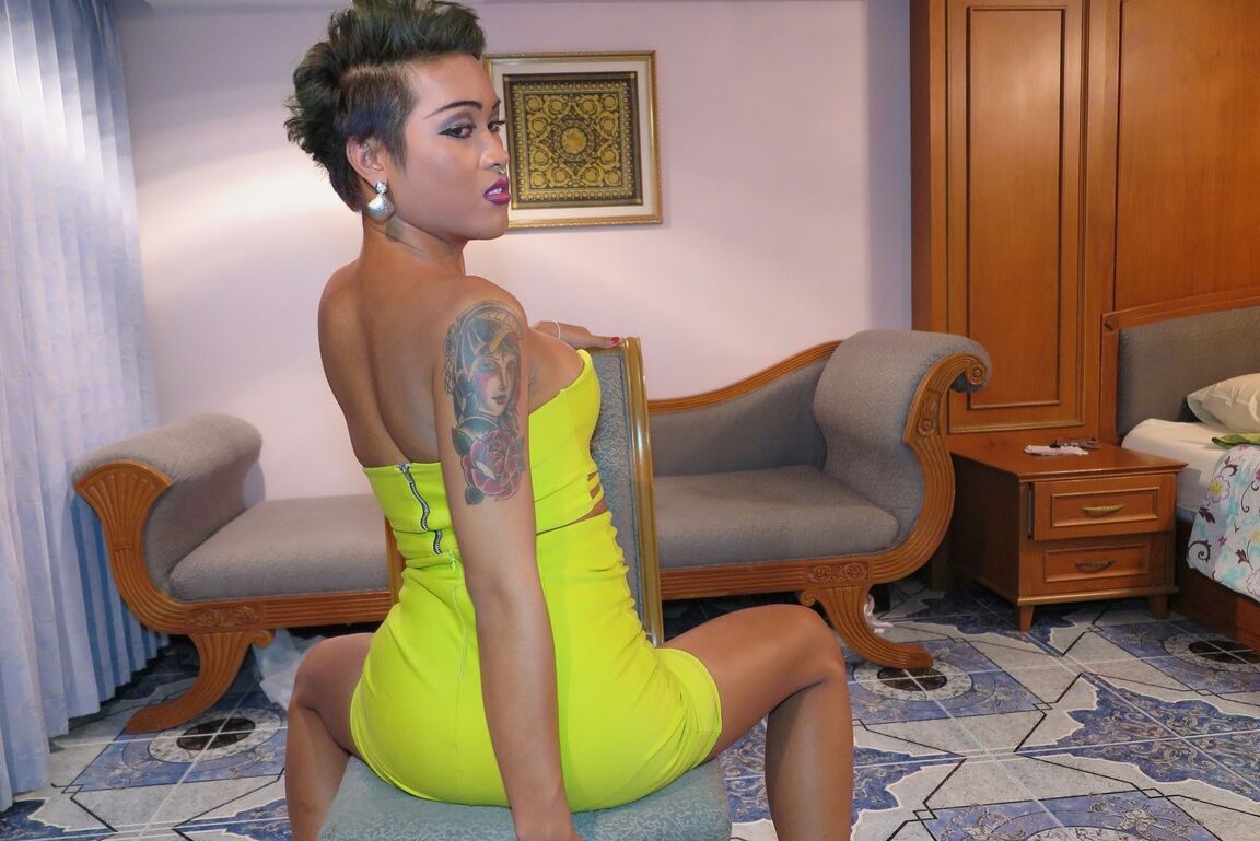 17P Leggy ladyboy Miley tira a minissaia antes de acariciar seu pau