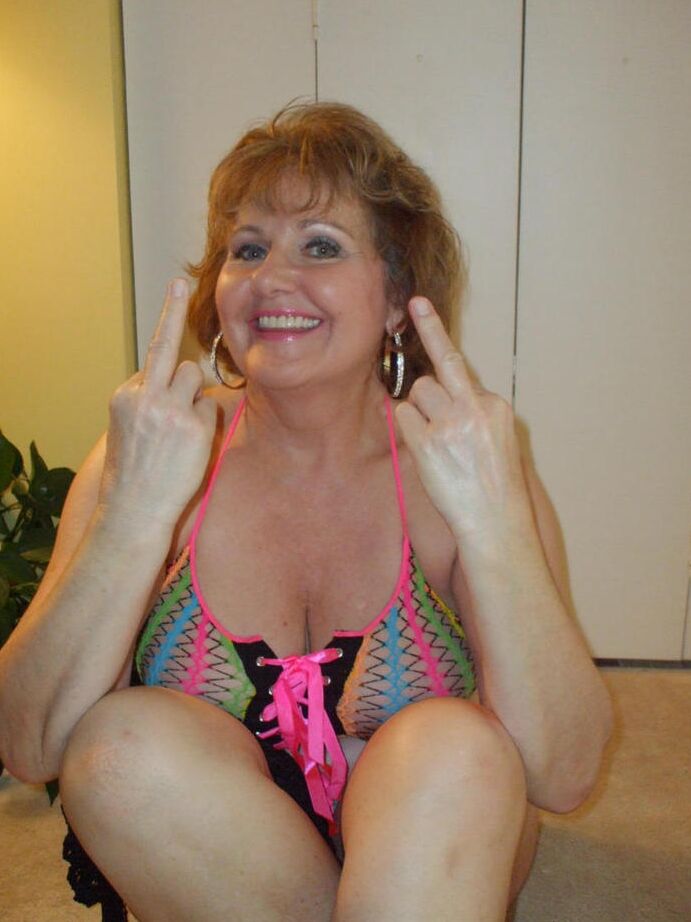 20P Une femme mature sexy aux cheveux roux taquine son mec avant une pipe en POV