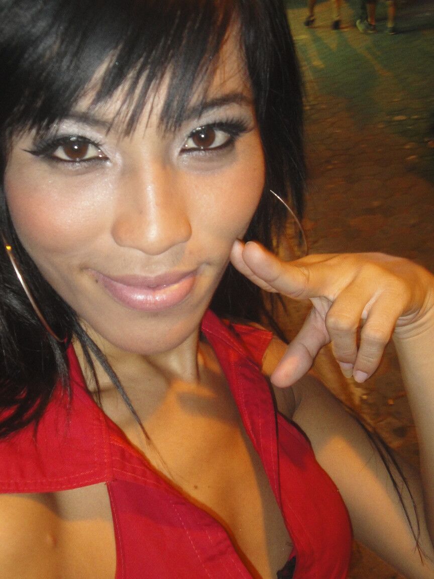 17P Sacanagem travesti prostituta Leena mostra calcinha sexy upskirt em público