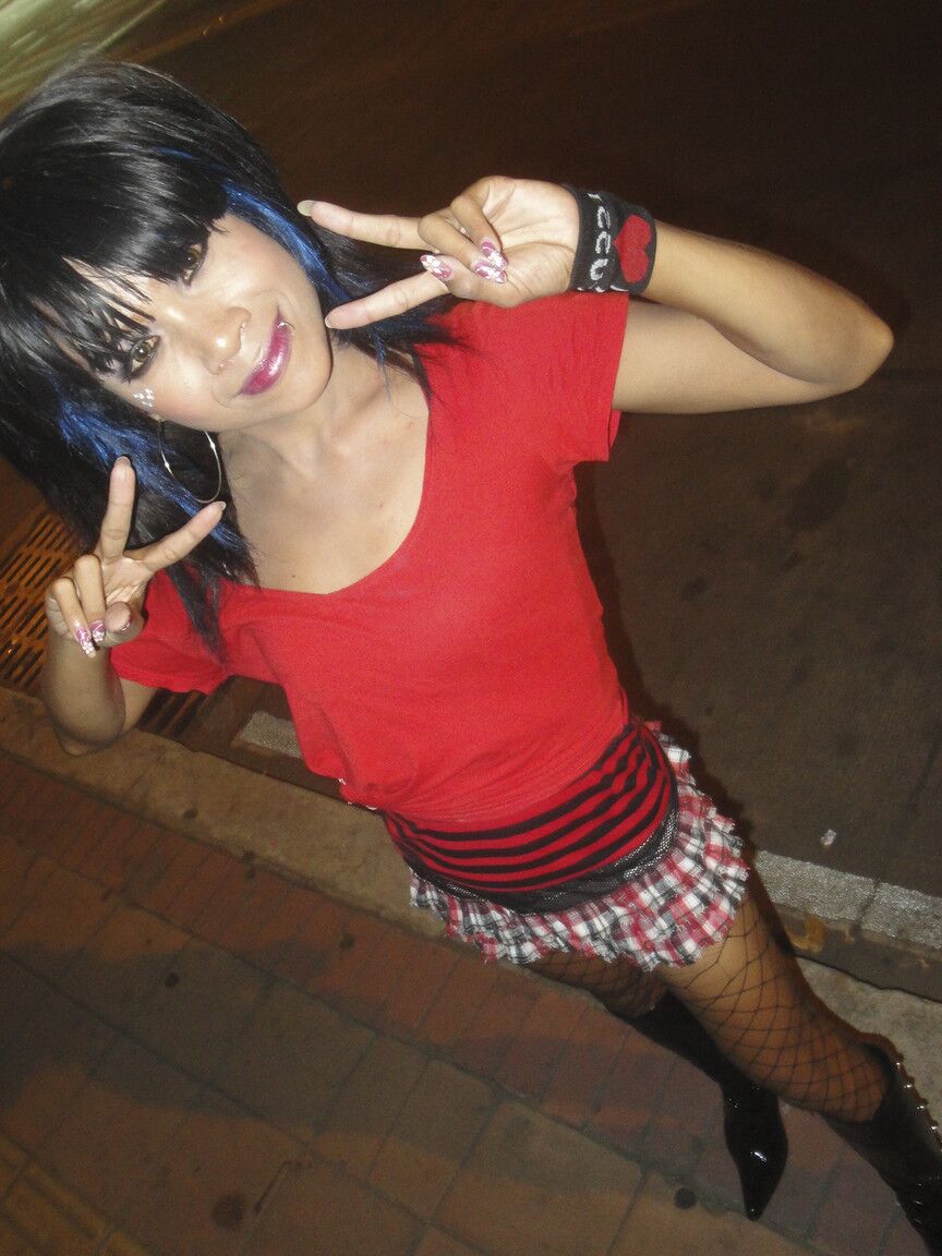 17P Sacanagem travesti prostituta Leena mostra calcinha sexy upskirt em público