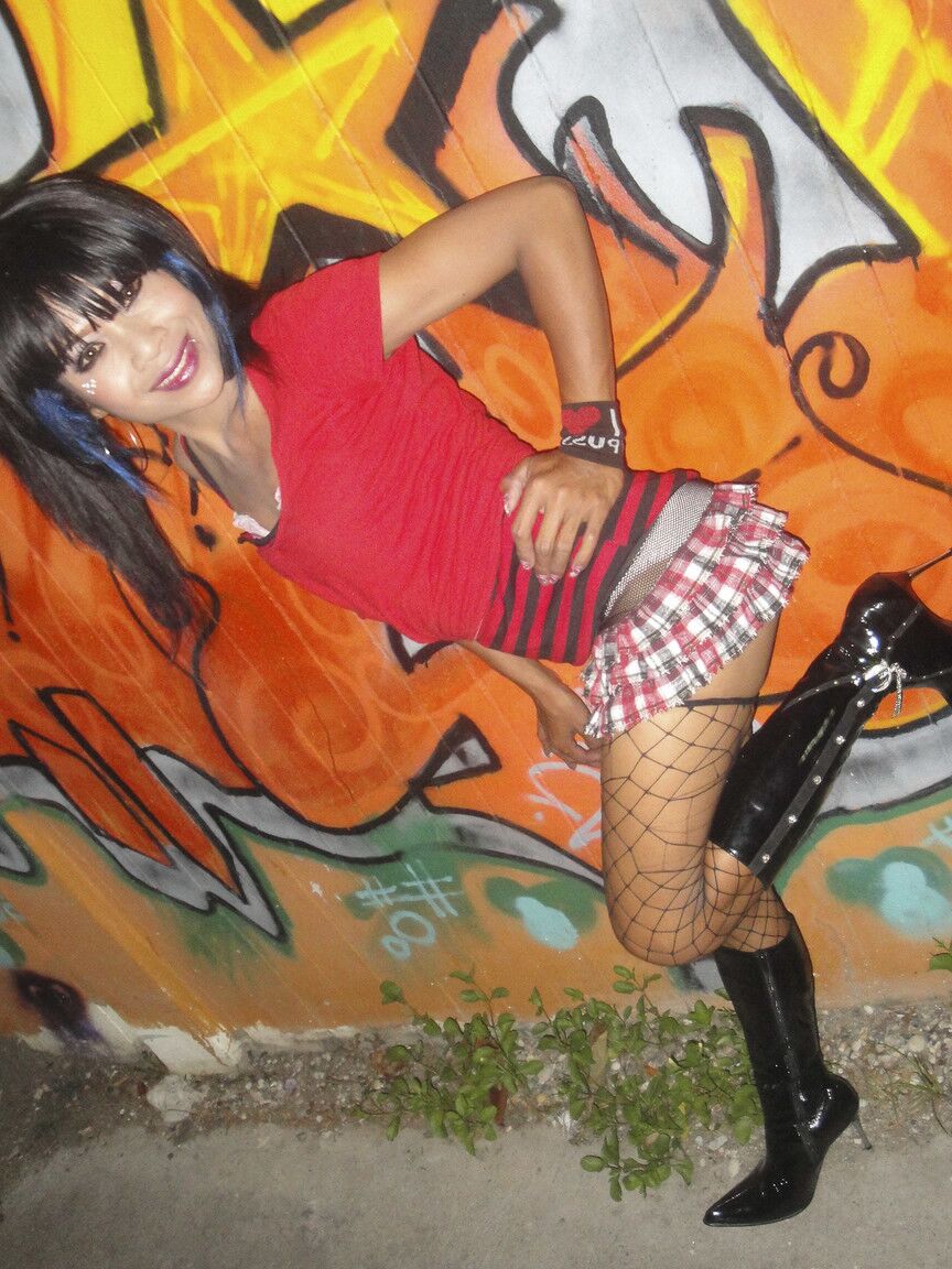 17P Sacanagem travesti prostituta Leena mostra calcinha sexy upskirt em público