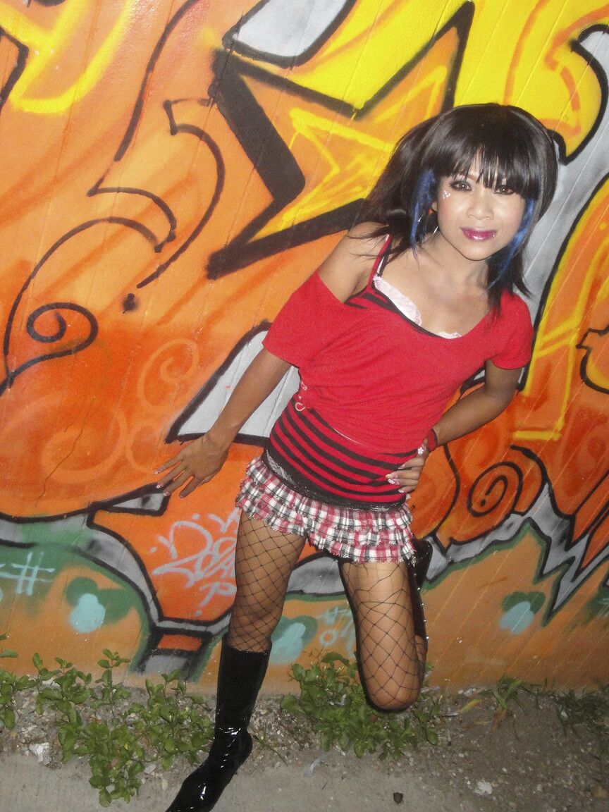 17P Sacanagem travesti prostituta Leena mostra calcinha sexy upskirt em público