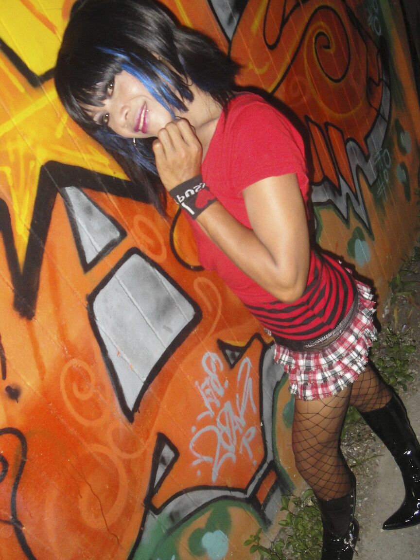 17P Sacanagem travesti prostituta Leena mostra calcinha sexy upskirt em público