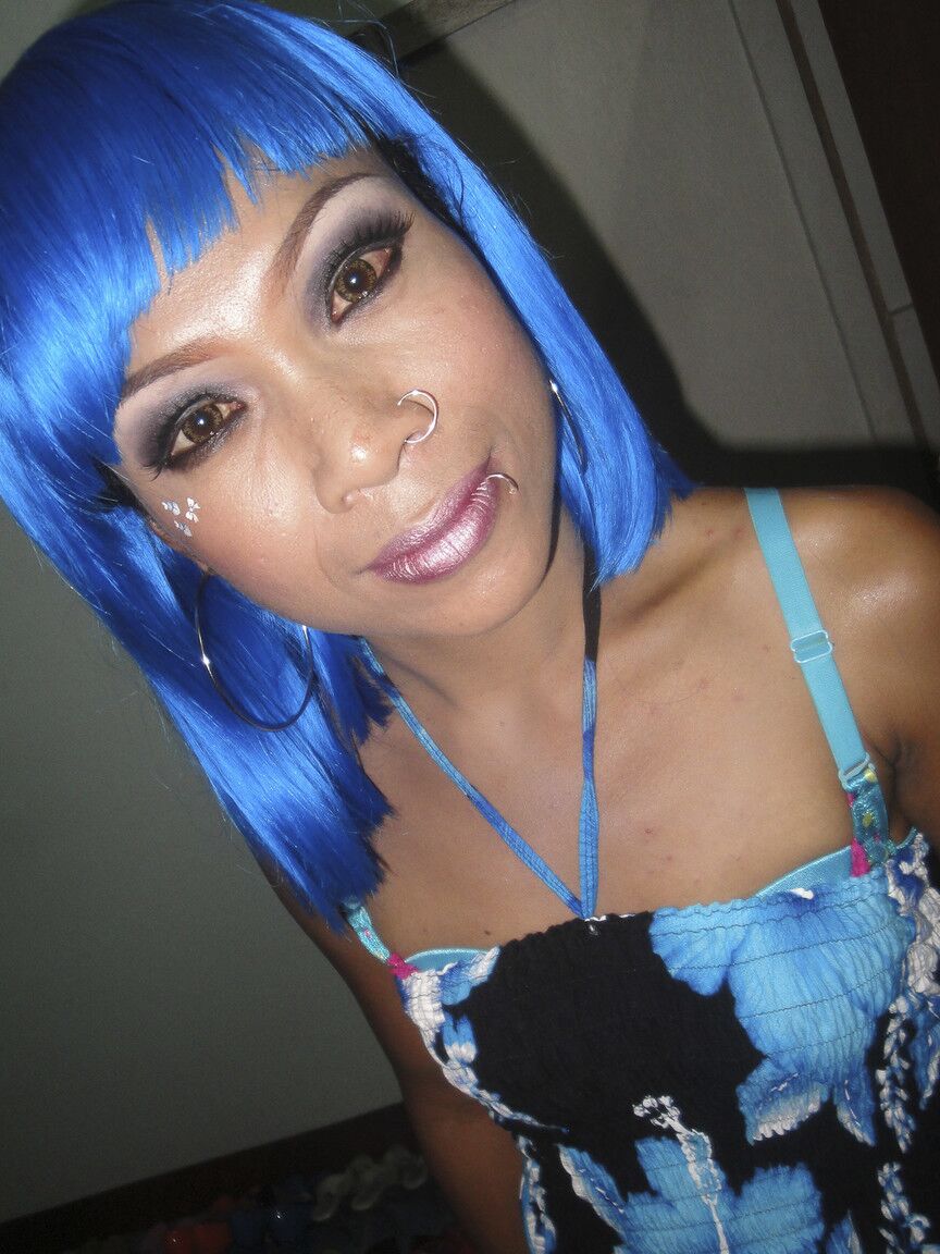 17P Sacanagem travesti prostituta Leena mostra calcinha sexy upskirt em público
