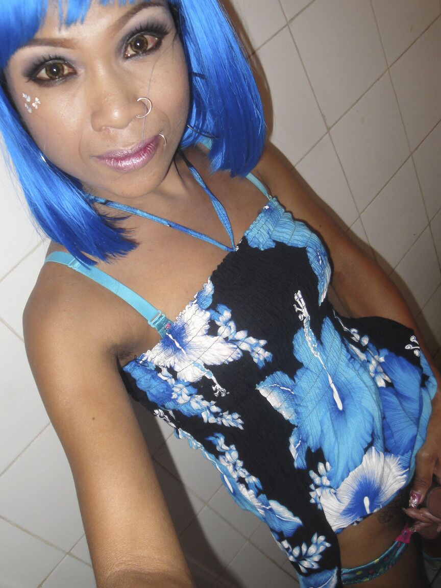 17P Sacanagem travesti prostituta Leena mostra calcinha sexy upskirt em público