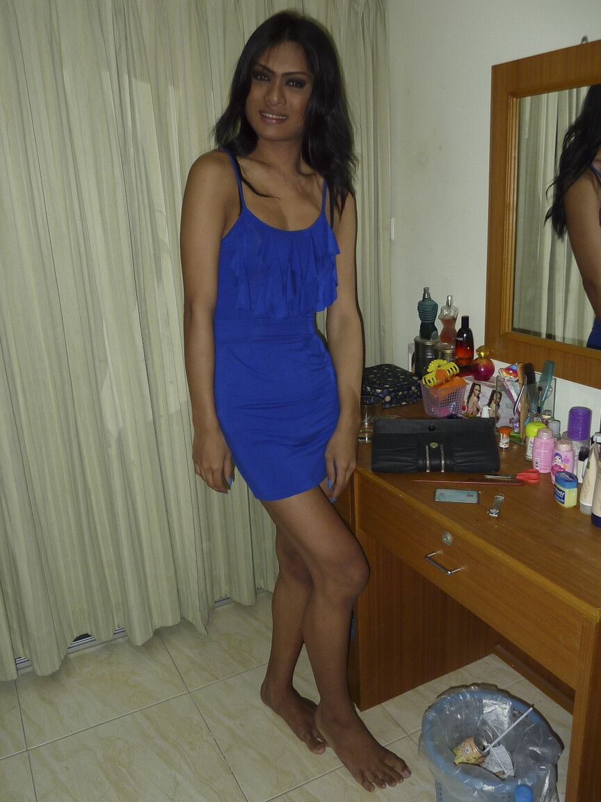 17P Ladyboy de pele escura com vestido azul mostra calcinha preta sozinho no quarto