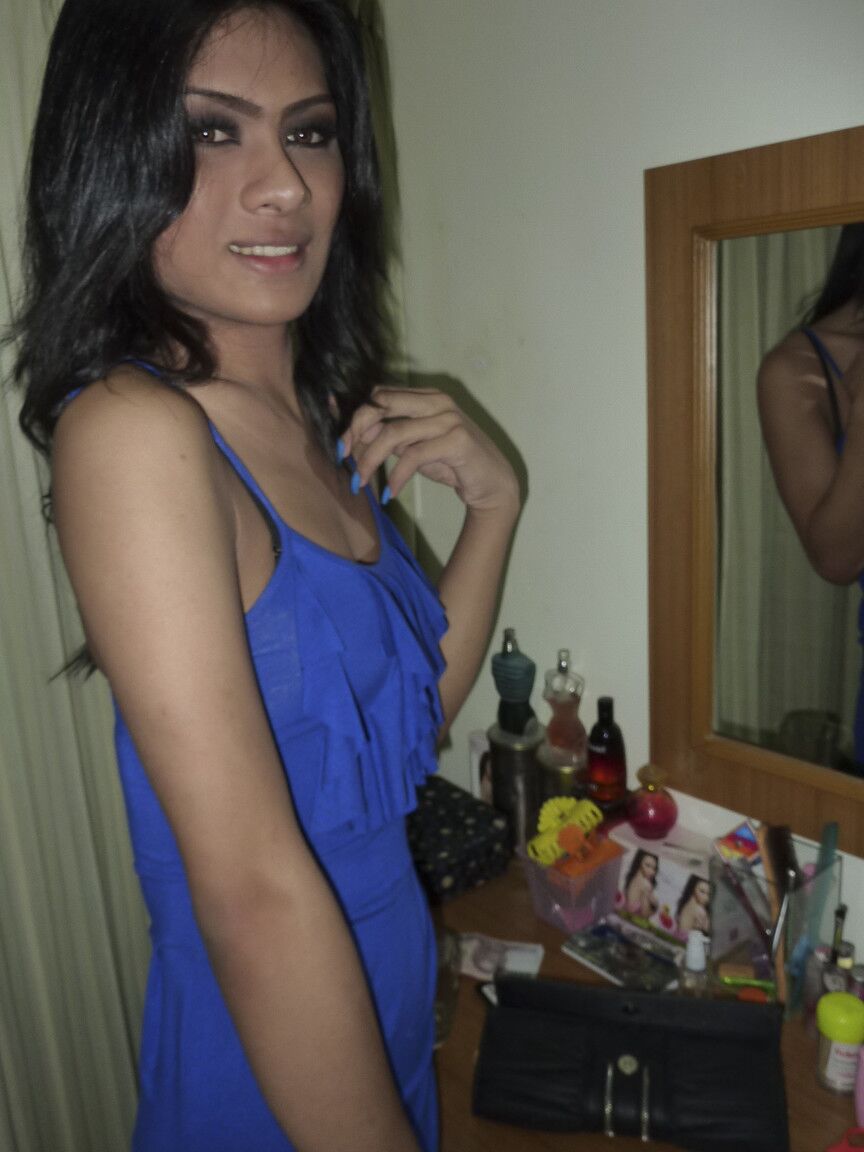17P Ladyboy de pele escura com vestido azul mostra calcinha preta sozinho no quarto