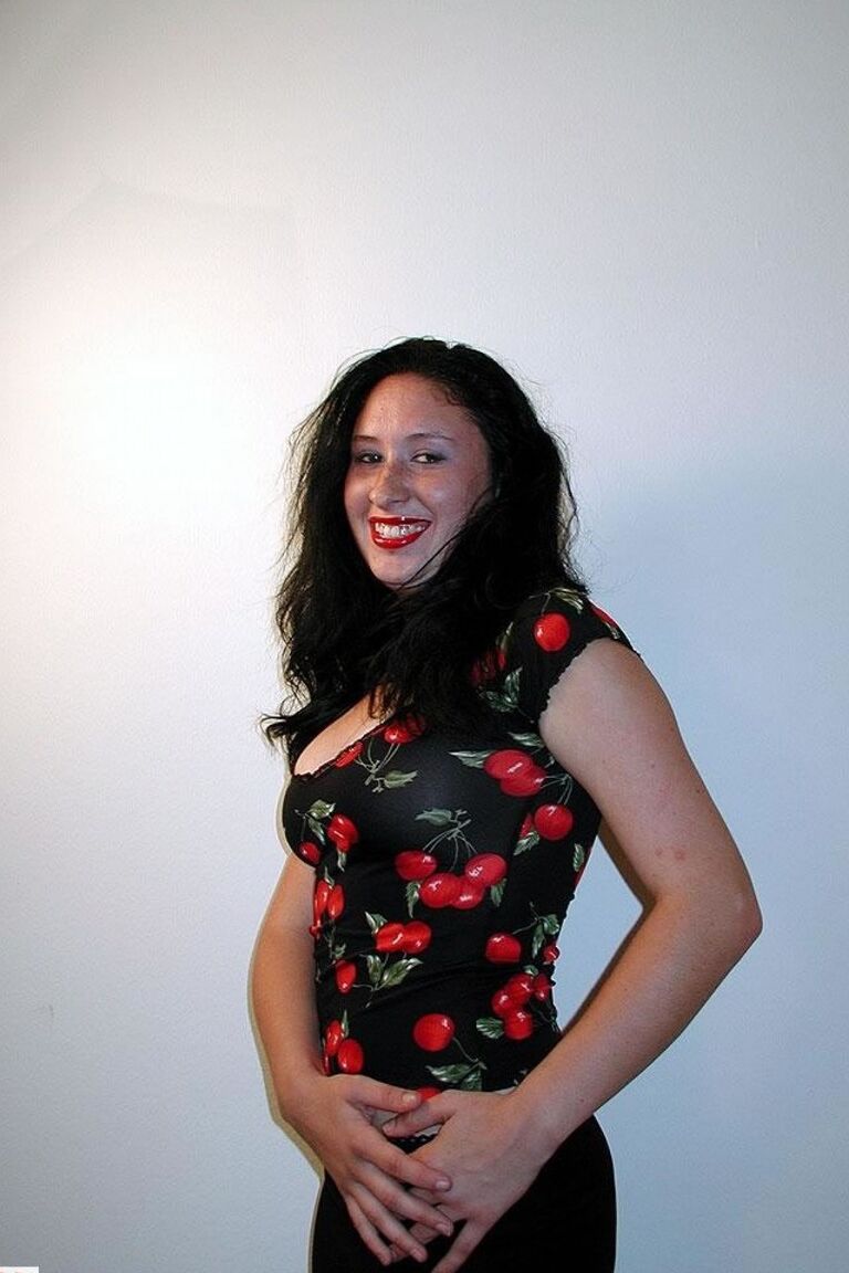20P Morena lasciva amateur mama una gran polla y recibe un bonito facial