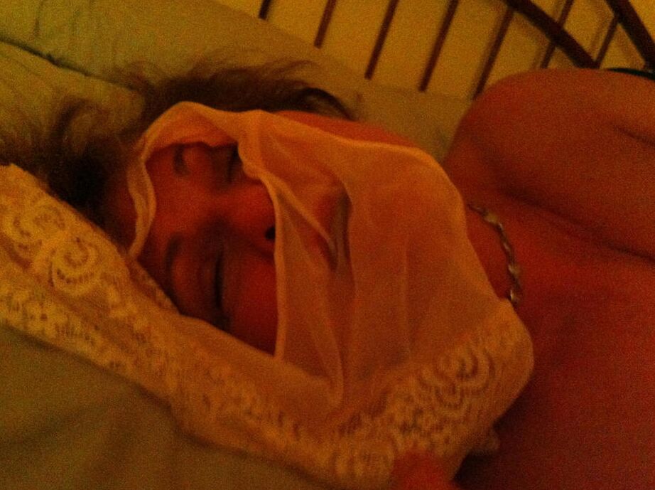 20P La mayor amateur Busty Bliss abre su coño cubierto de semen durante una acción POV