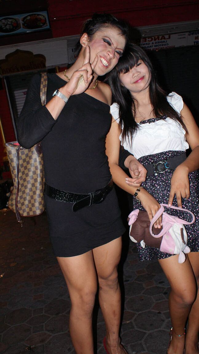 17P Des putes de rue transexuelles coquines en Thaïlande posent vêtues de vêtements de salope sexy