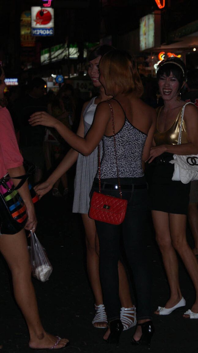 17P Des putes de rue transexuelles coquines en Thaïlande posent vêtues de vêtements de salope sexy