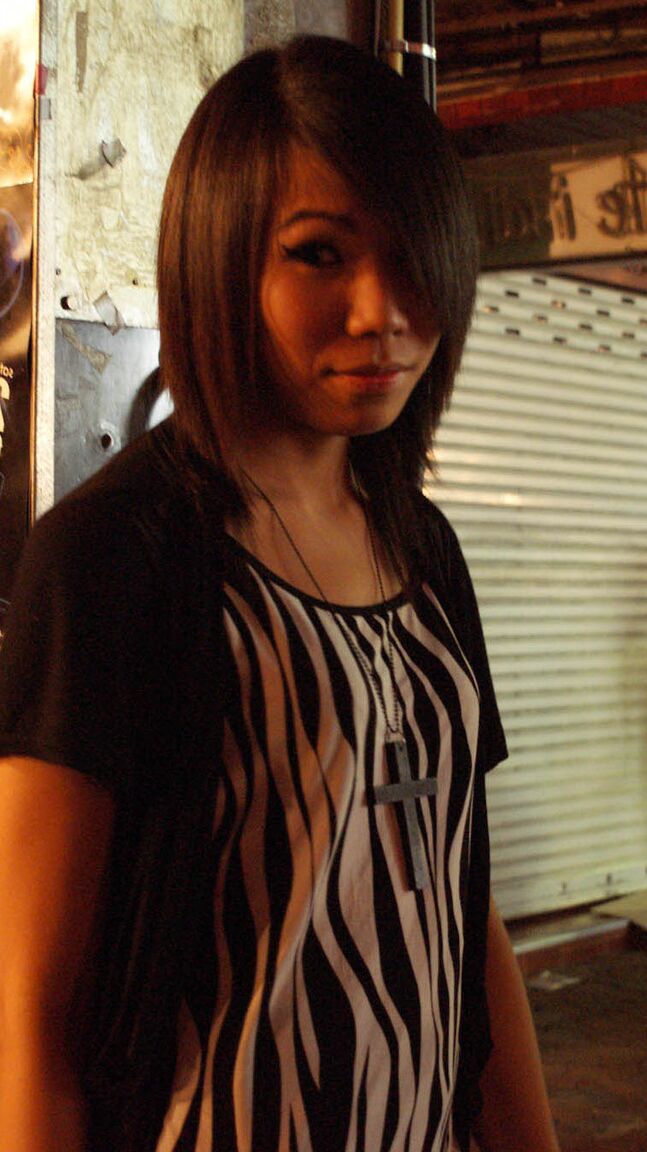 17P Des putes de rue transexuelles coquines en Thaïlande posent vêtues de vêtements de salope sexy