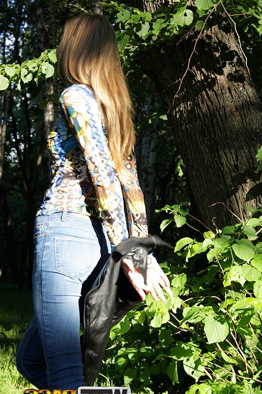 16P Slim amateur descubre sus pequeñas tetas en jeans durante una acción casera