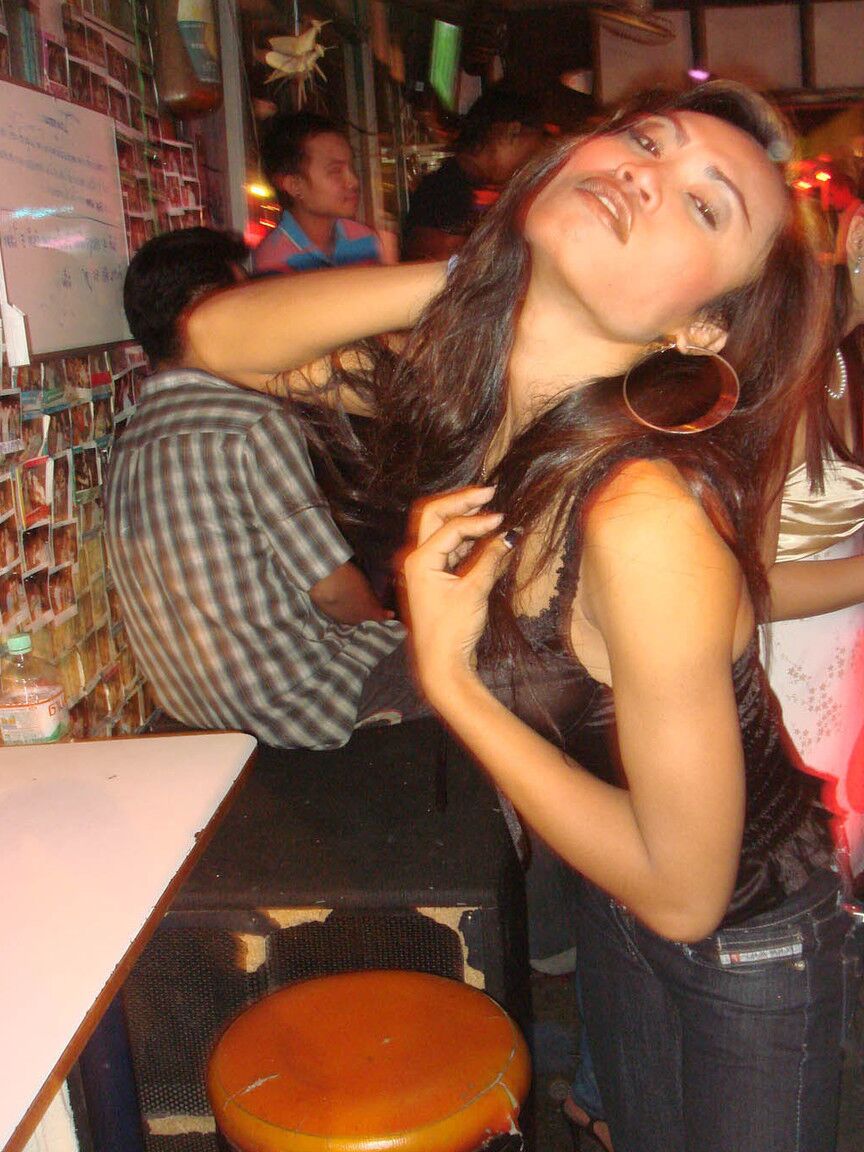 17P Turista durante un paseo por las calles nocturnas toma fotos de varias travestis
