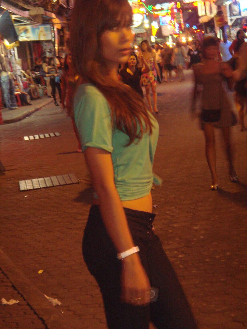 17P Turista durante un paseo por las calles nocturnas toma fotos de varias travestis