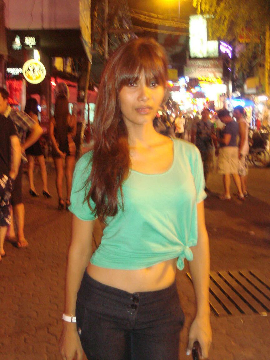17P Turista durante un paseo por las calles nocturnas toma fotos de varias travestis