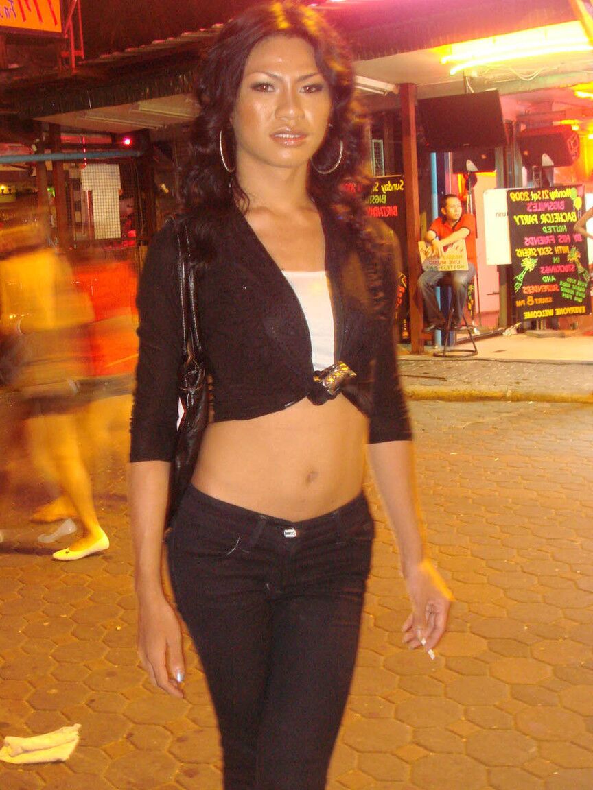 17P Turista durante un paseo por las calles nocturnas toma fotos de varias travestis