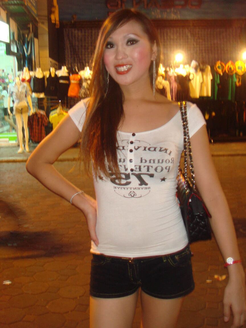 17P Turista durante un paseo por las calles nocturnas toma fotos de varias travestis
