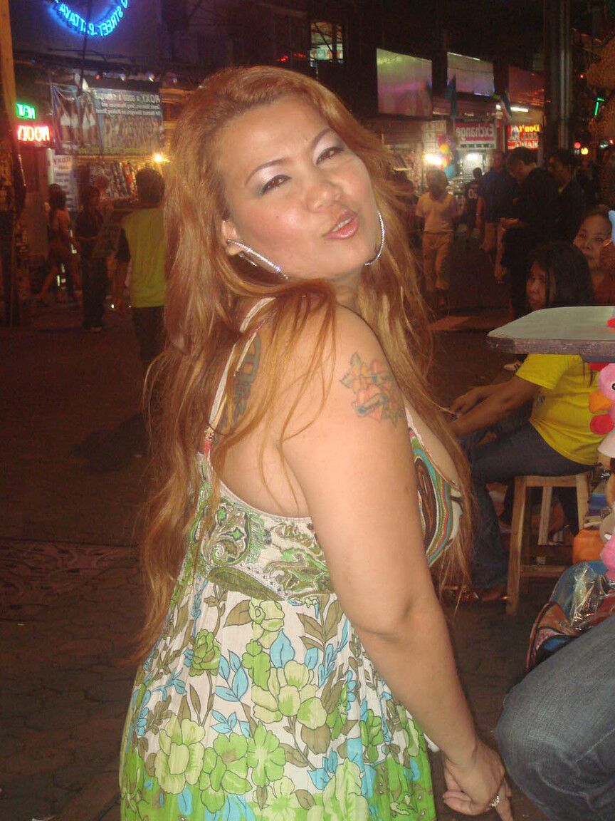 17P Turista durante un paseo por las calles nocturnas toma fotos de varias travestis