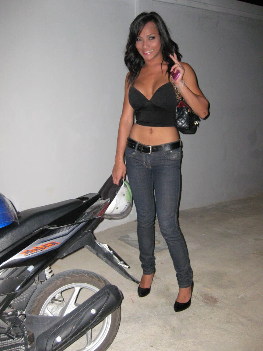 17P Turista durante un paseo por las calles nocturnas toma fotos de varias travestis