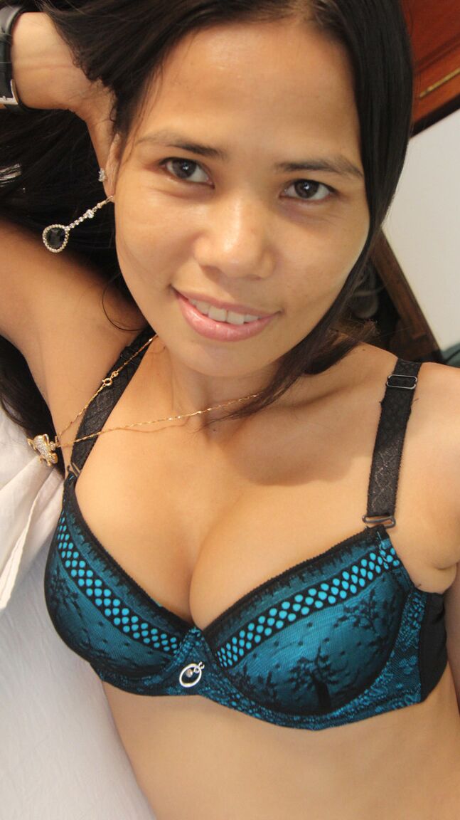Annie, amateur asiatique 15P, laisse échapper du sperme de son buisson après une baise en POV