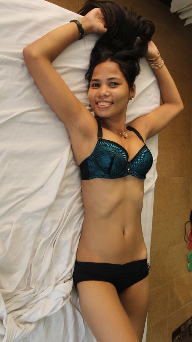 Annie, amateur asiatique 15P, laisse échapper du sperme de son buisson après une baise en POV
