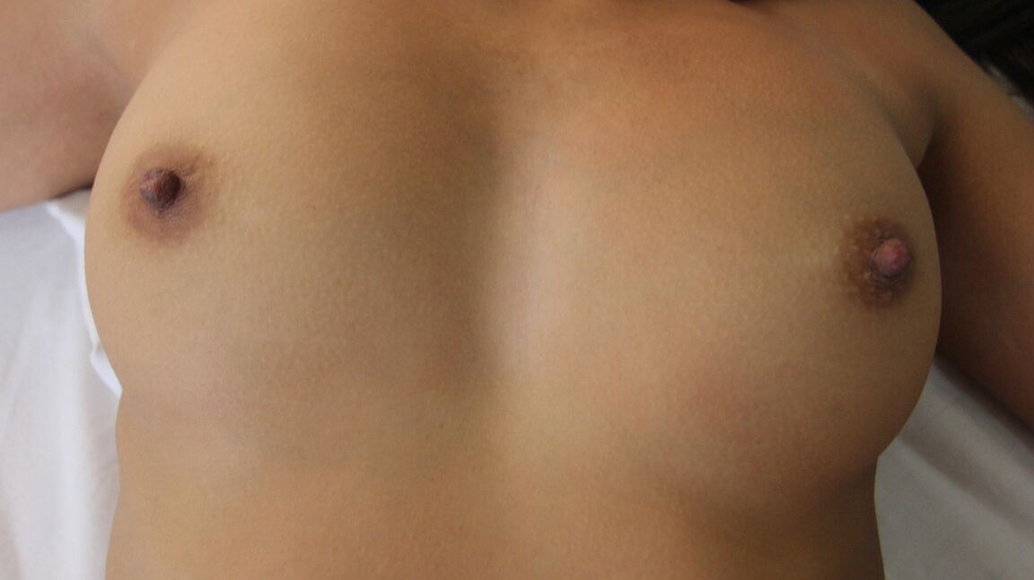 Annie, amateur asiatique 15P, laisse échapper du sperme de son buisson après une baise en POV