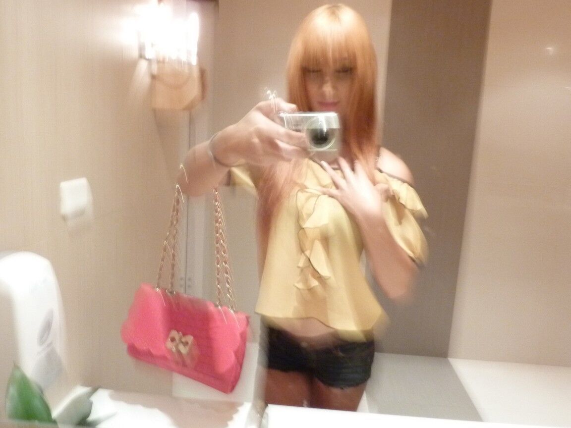 17P Transexual asiática entra al baño público para mostrar una buena polla y un culo