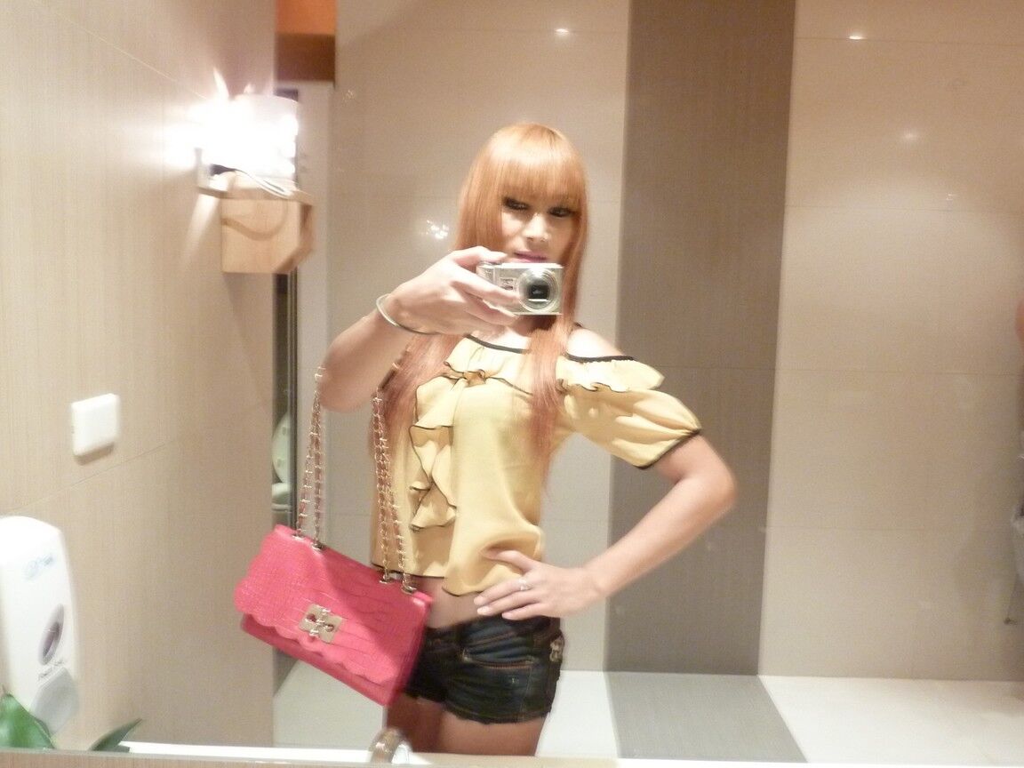 17P Transexual asiática entra al baño público para mostrar una buena polla y un culo