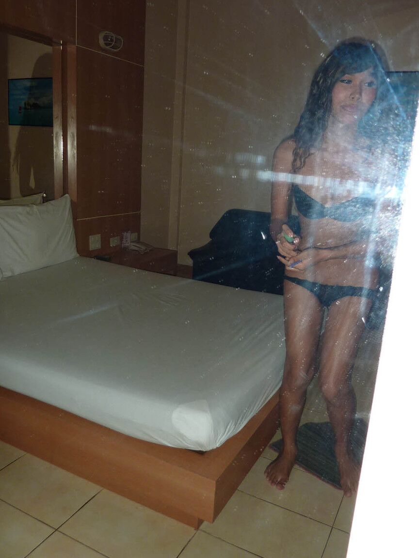 19P Travesti asiática com corpo magro gosta de pau duro perfurando cu apertado