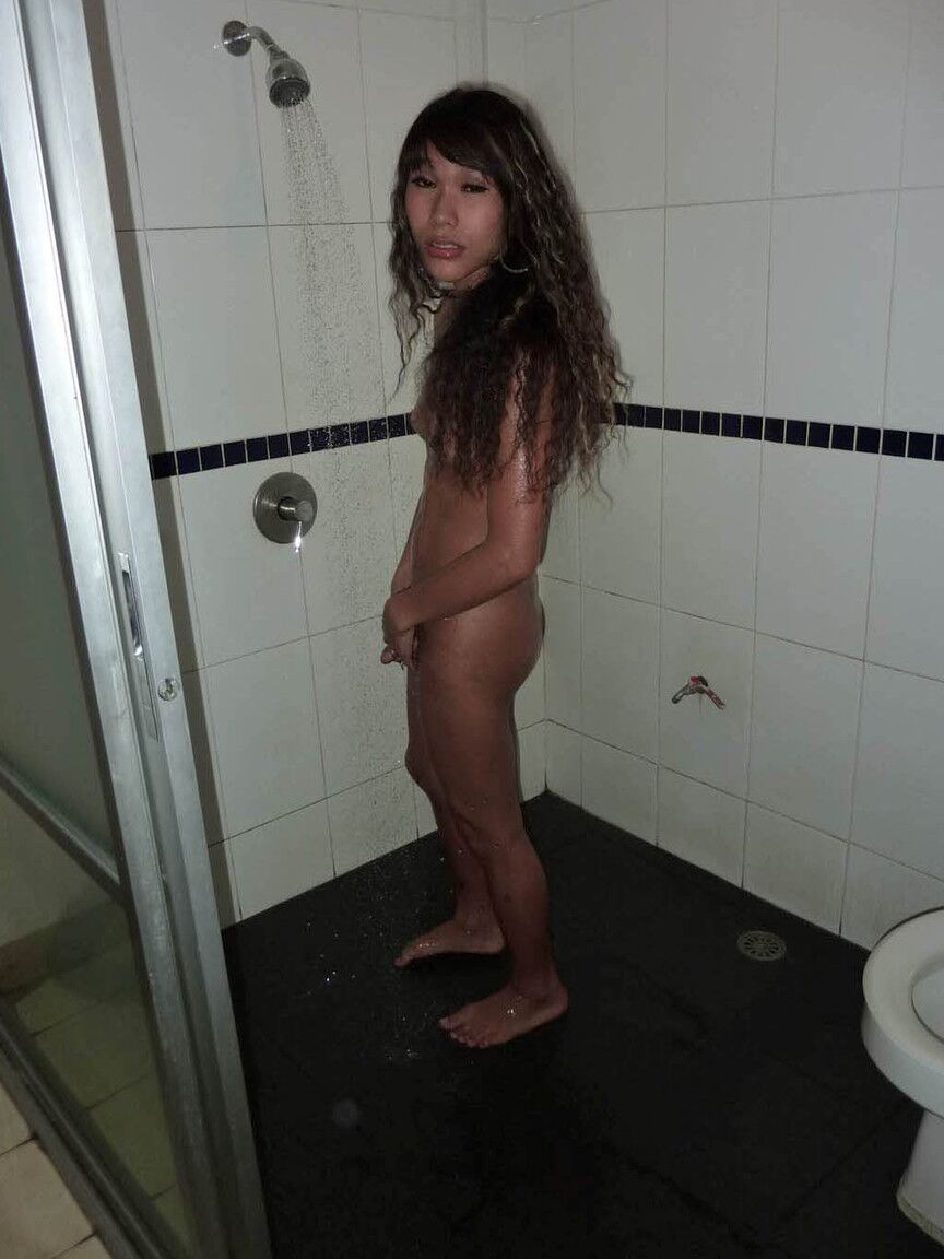 19P Travesti asiática com corpo magro gosta de pau duro perfurando cu apertado