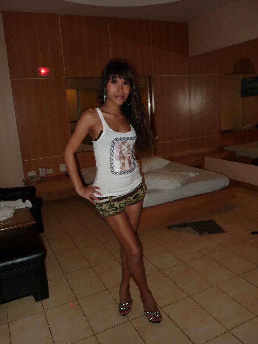 19P Travesti asiática com corpo magro gosta de pau duro perfurando cu apertado