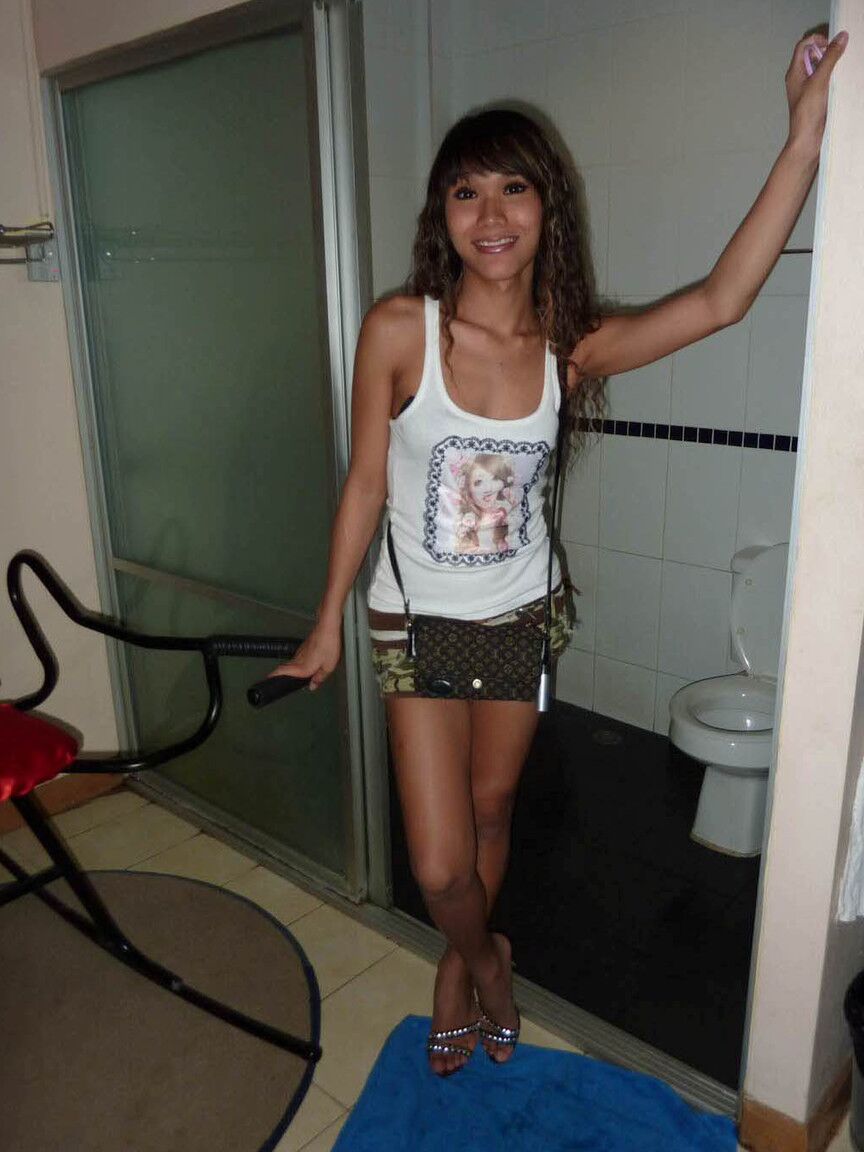 19P Travesti asiática com corpo magro gosta de pau duro perfurando cu apertado