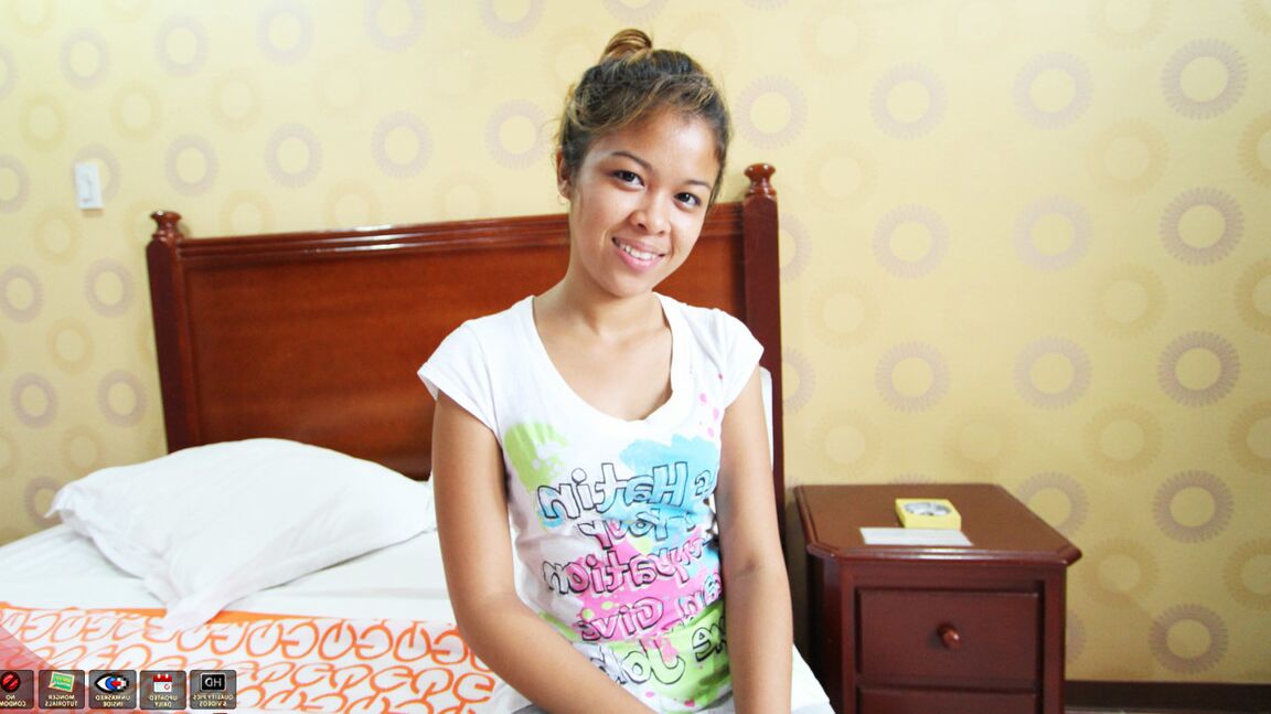 15P Kikai, une jolie adolescente philippine, se déshabille avant une relation sexuelle en POV sur un lit