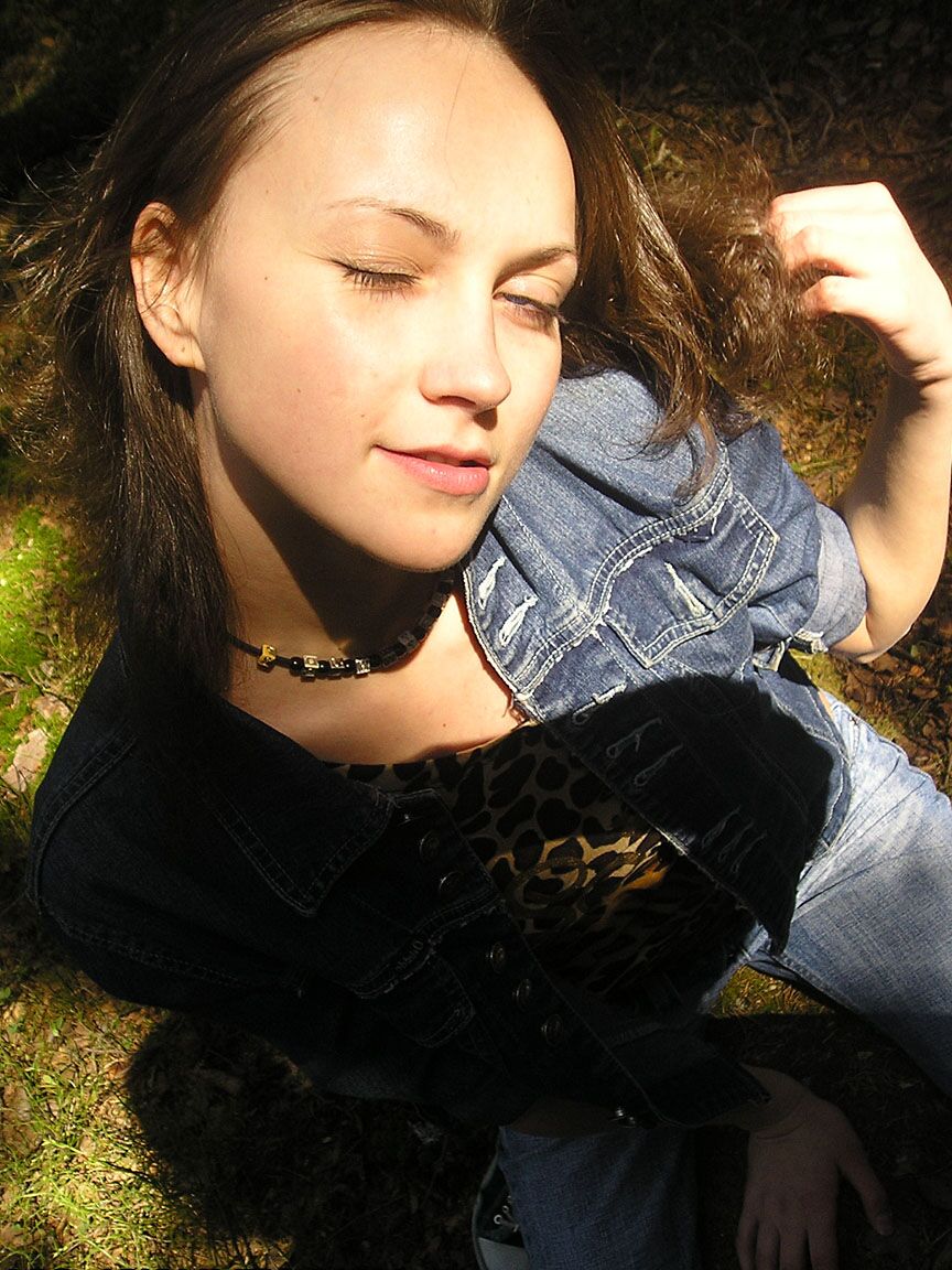 21P Amateur adolescente con un piercing en la lengua Tanya es embestida por detrás al aire libre