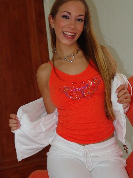 17P La sexy rubia Jamie se quita la ropa y drena una polla gruesa en POV