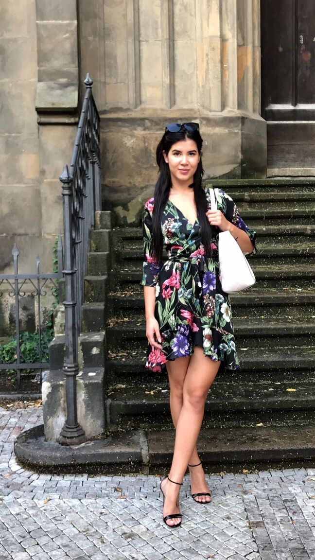 15P La linda Lady Dee cruza sus piernas desnudas antes de una acción sexual dura