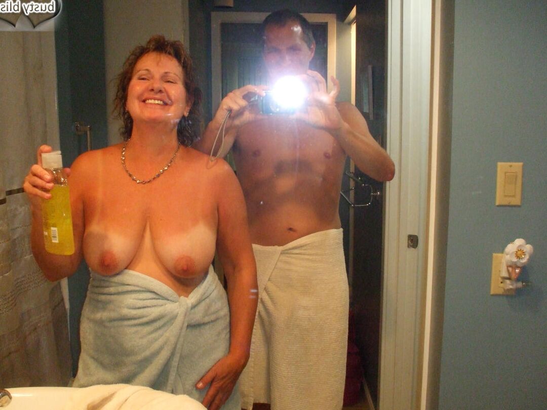 16P Грудастая пожилая дама Busty Bliss занимается оральным сексом со своим другом-мужчиной