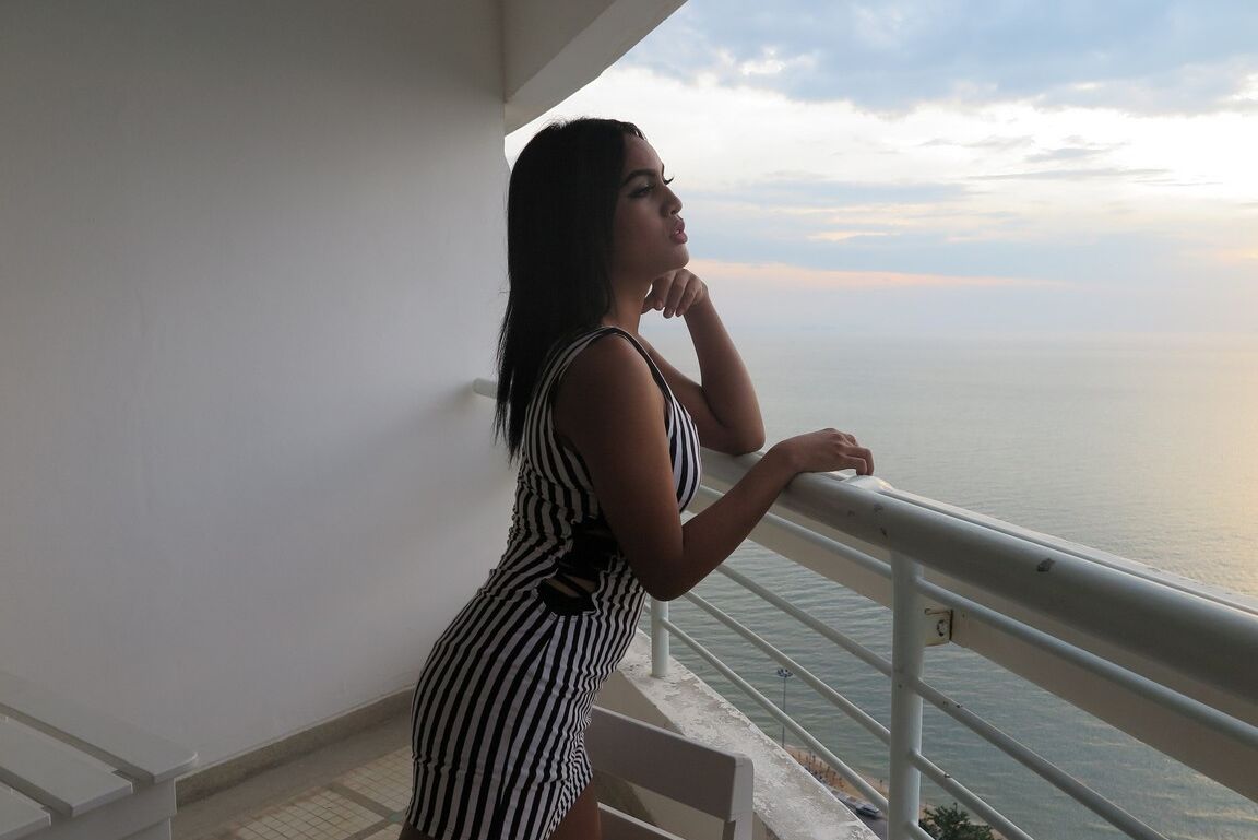17P Travesti com tesão Pita mostra seu pau fino em todo o apartamento