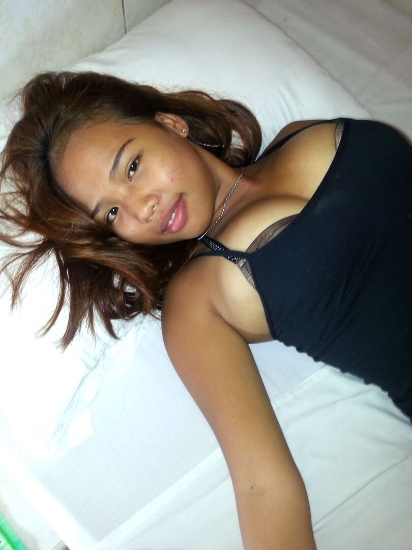 12P Angel, jeune asiatique mignonne, étale sa chatte sur le lit et fait une pipe en POV