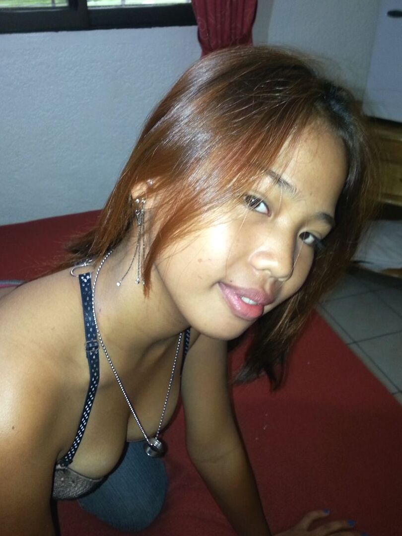 12P Angel, jeune asiatique mignonne, étale sa chatte sur le lit et fait une pipe en POV